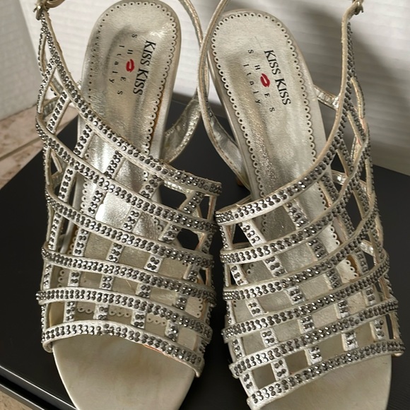 Kiss Kiss Italian Silver Sandals/Crystals. - Picture 4 of 11